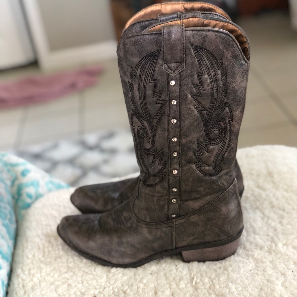 Grey cowboy boots